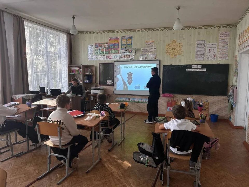Ученики 11 класса Станично-Луганской средней школы с. Чугинка провели познавательный урок для детей 1-4 классов по правилам ПДД Ученики 11 класса Станично-Луганской средней школы с. Чугинка провели познавательный урок для детей 1-4 классов по правилам ПДД