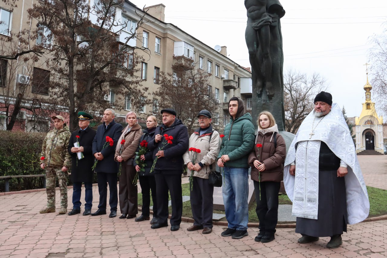 В Луганске почтили память ликвидаторов аварии на ЧАЭС В Луганске почтили память ликвидаторов аварии на ЧАЭС