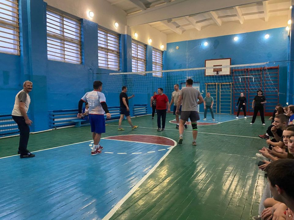 В Каменской школе прошла товарищеская волейбольная встреча, посвящённая Дню матери В Каменской школе прошла товарищеская волейбольная встреча, посвящённая Дню матери