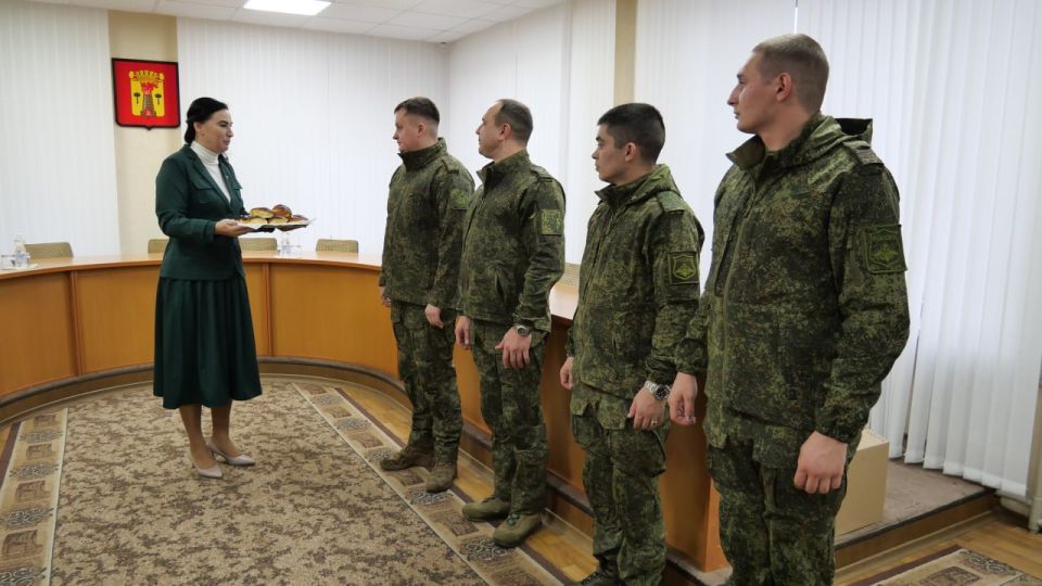 В День матери врип главы Луганского городского округа Яна Пащенко встретилась с военнослужащими и передала им пирожки собственного приготовления В День матери врип главы Луганского городского округа Яна Пащенко встретилась с военнослужащими и передала им пирожки собственного приготовления