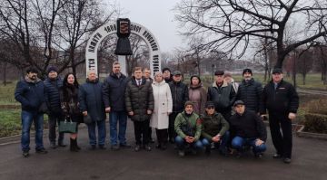 В Алчевске возложили цветы к памятному знаку участникам ликвидации аварии на Чернобыльской АЭС