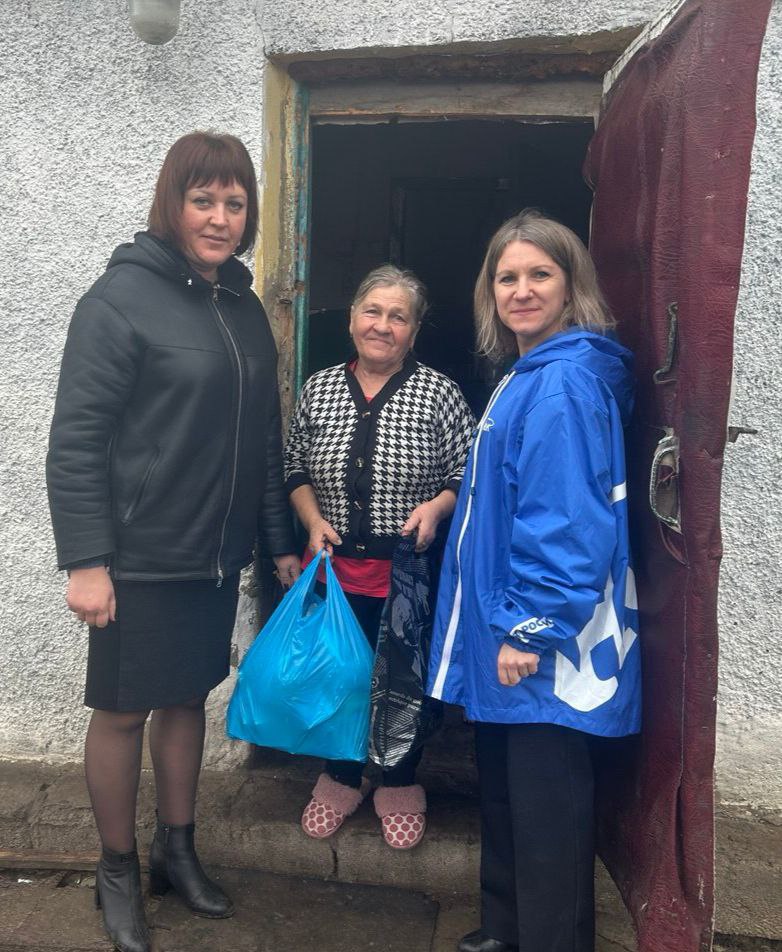 Юлия Кожухарь: Активисты первичного отделения пгт Белолуцк Новопсковского МО Партии "ЕДИНАЯ РОССИЯ" поздравили наших дорогих многодетных мам – тех, кто подарил жизнь и воспитал пятерых и более детей