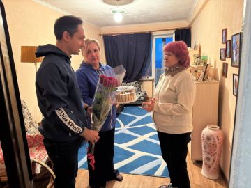 Единороссы поздравили и вручили подарки мамам по всей ЛНР