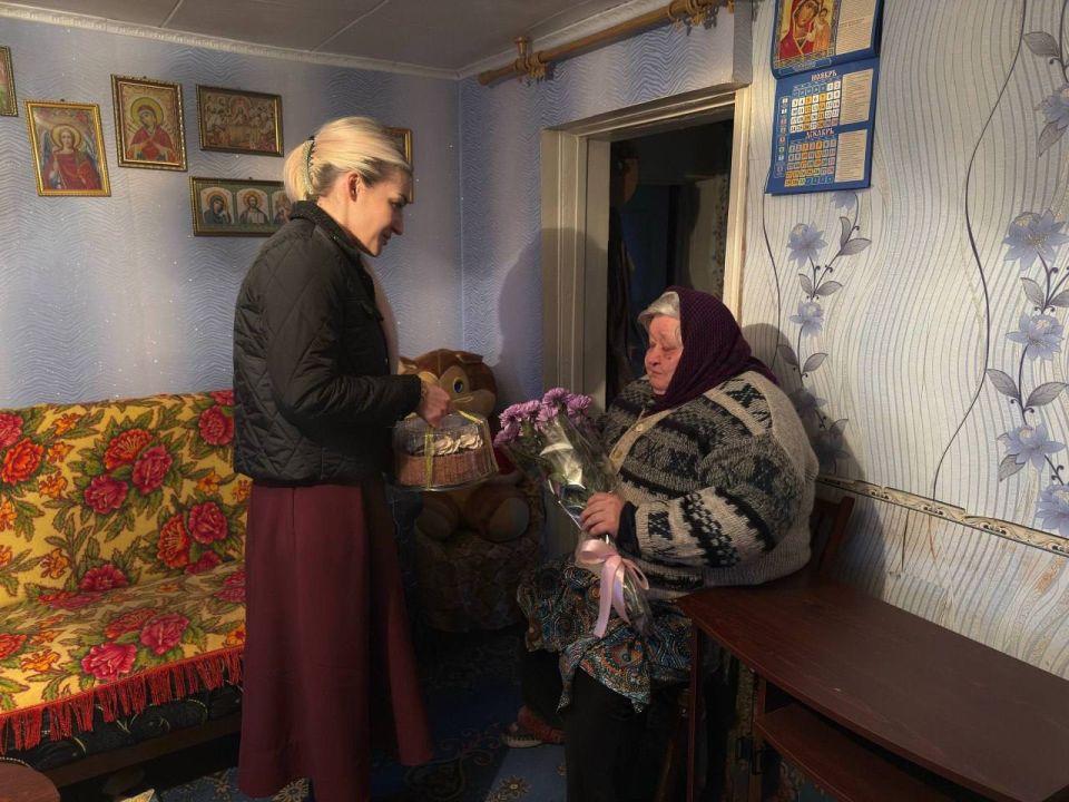 В преддверии праздника Дня матери временно исполняющий полномочия Главы Марковского муниципального округа Луганской Народной Республики Ирина Александровна Кузьменко посетила матерей погибших участников специальной военной... В преддверии праздника Дня матери временно исполняющий полномочия Главы Марковского муниципального округа Луганской Народной Республики Ирина Александровна Кузьменко посетила матерей погибших участников специальной военной...