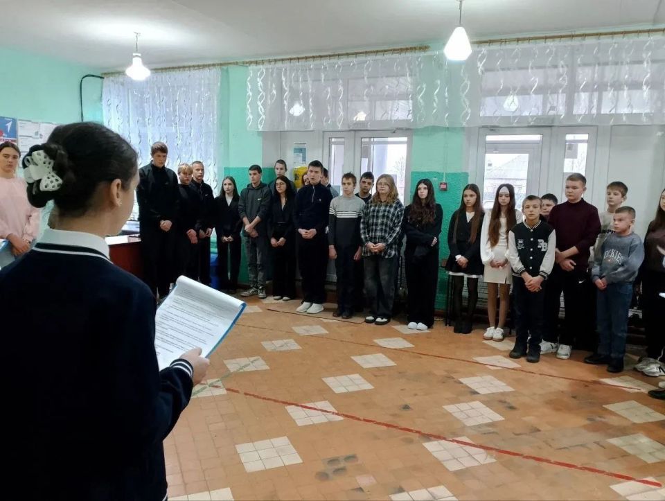 В понедельник, 24.11.2025 состоялась линейка по поводу Всемирного дня памяти жертвам ДТП В понедельник, 24.11.2025 состоялась линейка по поводу Всемирного дня памяти жертвам ДТП