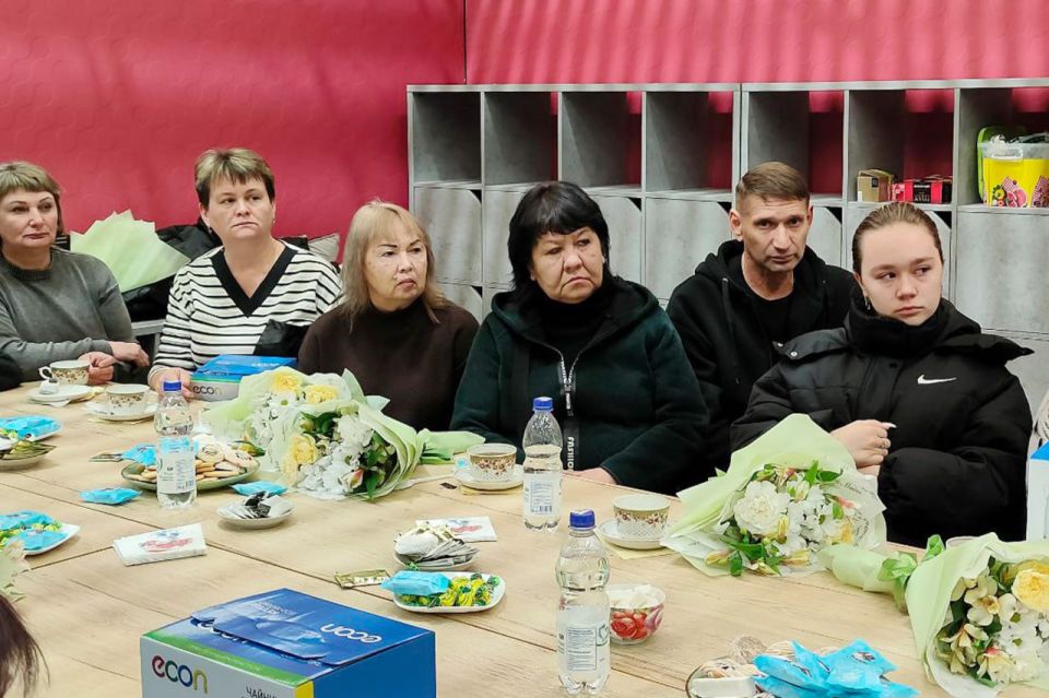 Встреча актива КСВО Луганска с близкими погибших из 12-го БТРО Свердловска Встреча актива КСВО Луганска с близкими погибших из 12-го БТРО Свердловска
