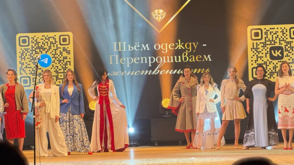 Во дворце культуры имени Ленина состоялся показ авторской коллекции «Русский стиль» Во дворце культуры имени Ленина состоялся показ авторской коллекции «Русский стиль»