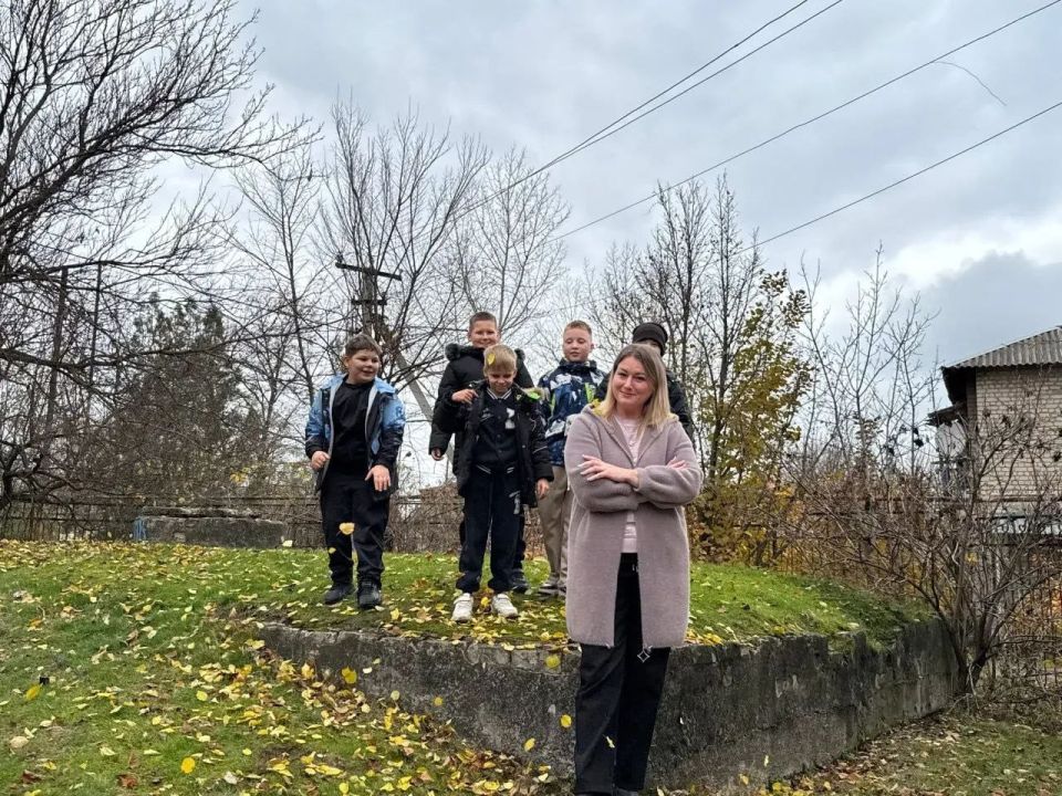 Отряд Первых 5 класса Станично-Луганской средней школы с. Нижнетеплое «220 Вольт» вместе со своим классным Первых Земляной Натальей Дмитриевной продолжают реализацию Концепции «Луганский характер» по направлению «Культура и... Отряд Первых 5 класса Станично-Луганской средней школы с. Нижнетеплое «220 Вольт» вместе со своим классным Первых Земляной Натальей Дмитриевной продолжают реализацию Концепции «Луганский характер» по направлению «Культура и...