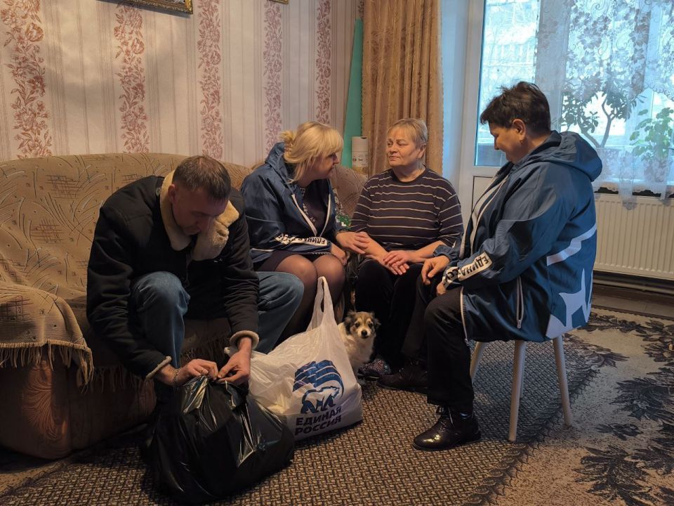 Единороссы поздравили и вручили подарки мамам по всей ЛНР Единороссы поздравили и вручили подарки мамам по всей ЛНР