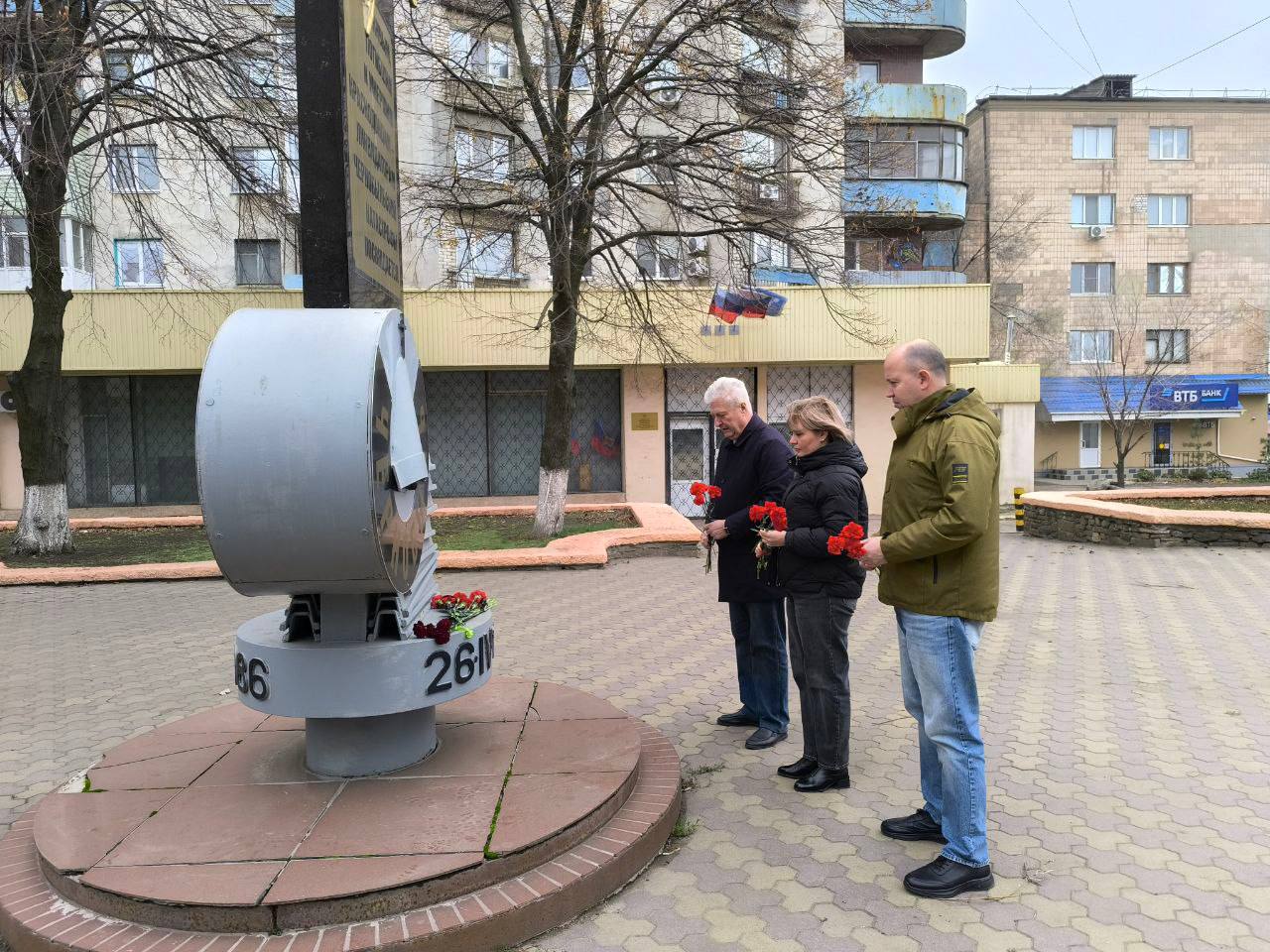 Сергей Козенко: Совместно с первым заместителем Анной Гончаровой и заместителем Сергеем Тищенко почтили память минутой молчания героев-ликвидаторов и возложили цветы к памятному знаку ликвидаторам, жертвам аварии на ЧАЭС... Сергей Козенко: Совместно с первым заместителем Анной Гончаровой и заместителем Сергеем Тищенко почтили память минутой молчания героев-ликвидаторов и возложили цветы к памятному знаку ликвидаторам, жертвам аварии на ЧАЭС...
