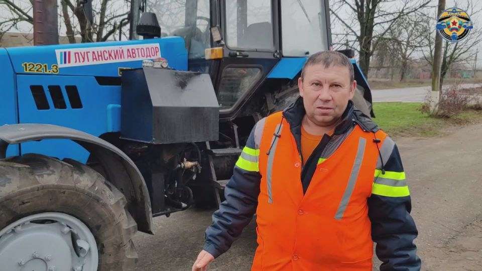 Министр инфраструктуры и транспорта ЛНР Альберт Апшев рассказал о трактористе-машинисте 6 разряда Сергее Полехине, который продолжает семейную династию и более 20 лет работает в Луганском автодоре: