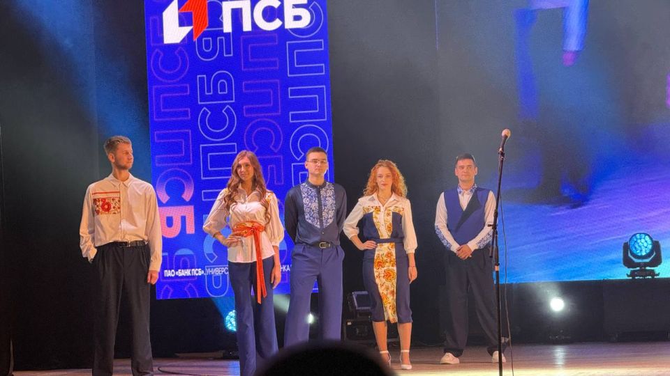 Во дворце культуры имени Ленина состоялся показ авторской коллекции «Русский стиль» Во дворце культуры имени Ленина состоялся показ авторской коллекции «Русский стиль»