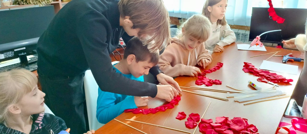 В преддверии праздника День матери библиотека региона-шефа, Центральная детская библиотека Бугурусланского района Оренбургской области и Зоринская городская библиотека провели совместный мастер-класс по изготовлению... В преддверии праздника День матери библиотека региона-шефа, Центральная детская библиотека Бугурусланского района Оренбургской области и Зоринская городская библиотека провели совместный мастер-класс по изготовлению...