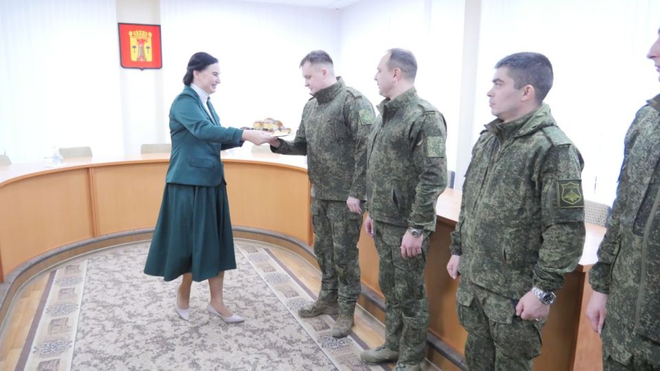 В День матери врип главы Луганского городского округа Яна Пащенко встретилась с военнослужащими и передала им пирожки собственного приготовления В День матери врип главы Луганского городского округа Яна Пащенко встретилась с военнослужащими и передала им пирожки собственного приготовления