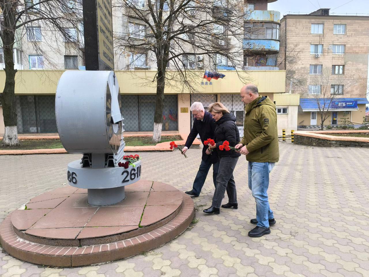 Сергей Козенко: Совместно с первым заместителем Анной Гончаровой и заместителем Сергеем Тищенко почтили память минутой молчания героев-ликвидаторов и возложили цветы к памятному знаку ликвидаторам, жертвам аварии на ЧАЭС... Сергей Козенко: Совместно с первым заместителем Анной Гончаровой и заместителем Сергеем Тищенко почтили память минутой молчания героев-ликвидаторов и возложили цветы к памятному знаку ликвидаторам, жертвам аварии на ЧАЭС...