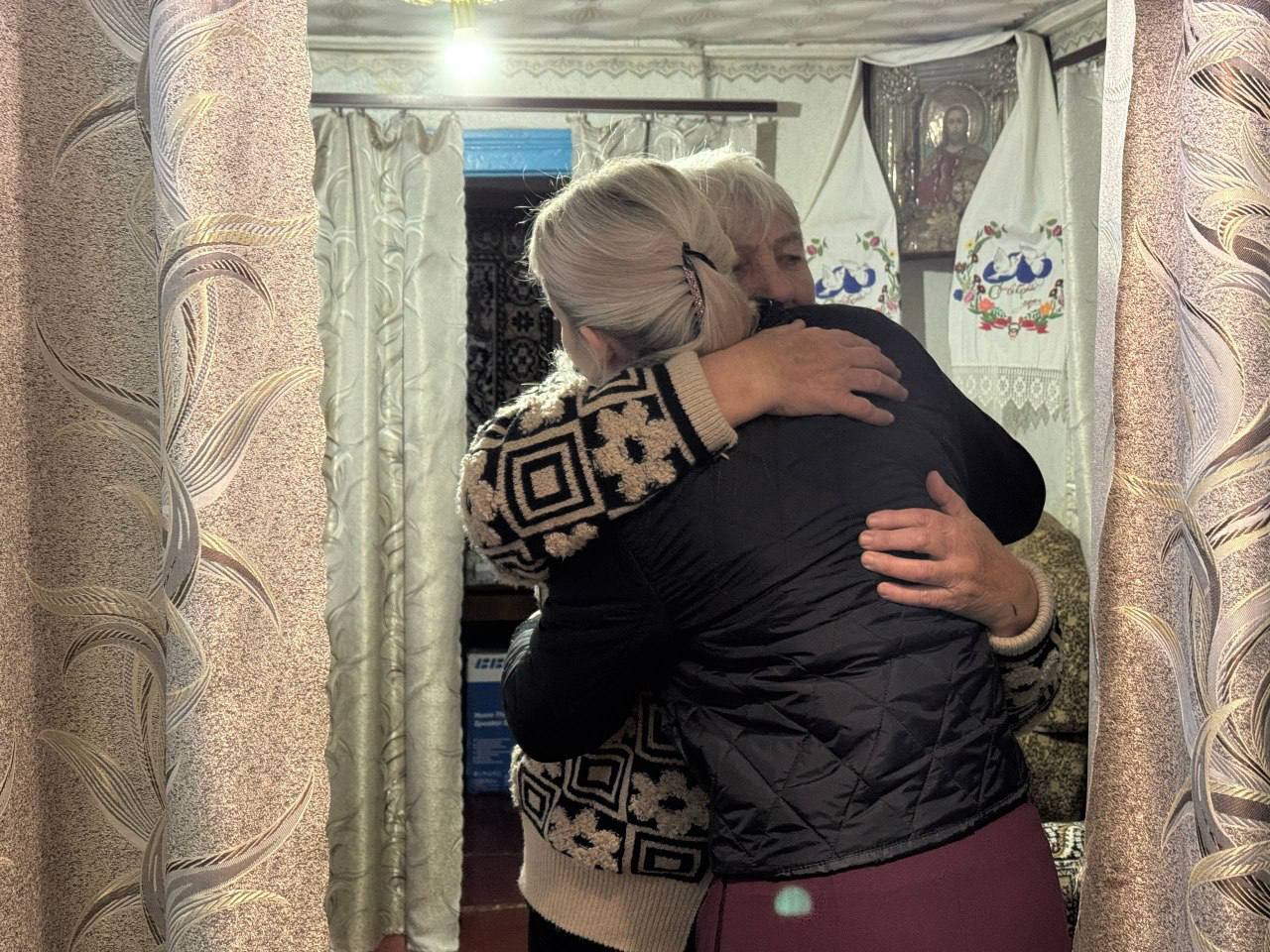 В преддверии праздника Дня матери временно исполняющий полномочия Главы Марковского муниципального округа Луганской Народной Республики Ирина Александровна Кузьменко посетила матерей погибших участников специальной военной... В преддверии праздника Дня матери временно исполняющий полномочия Главы Марковского муниципального округа Луганской Народной Республики Ирина Александровна Кузьменко посетила матерей погибших участников специальной военной...