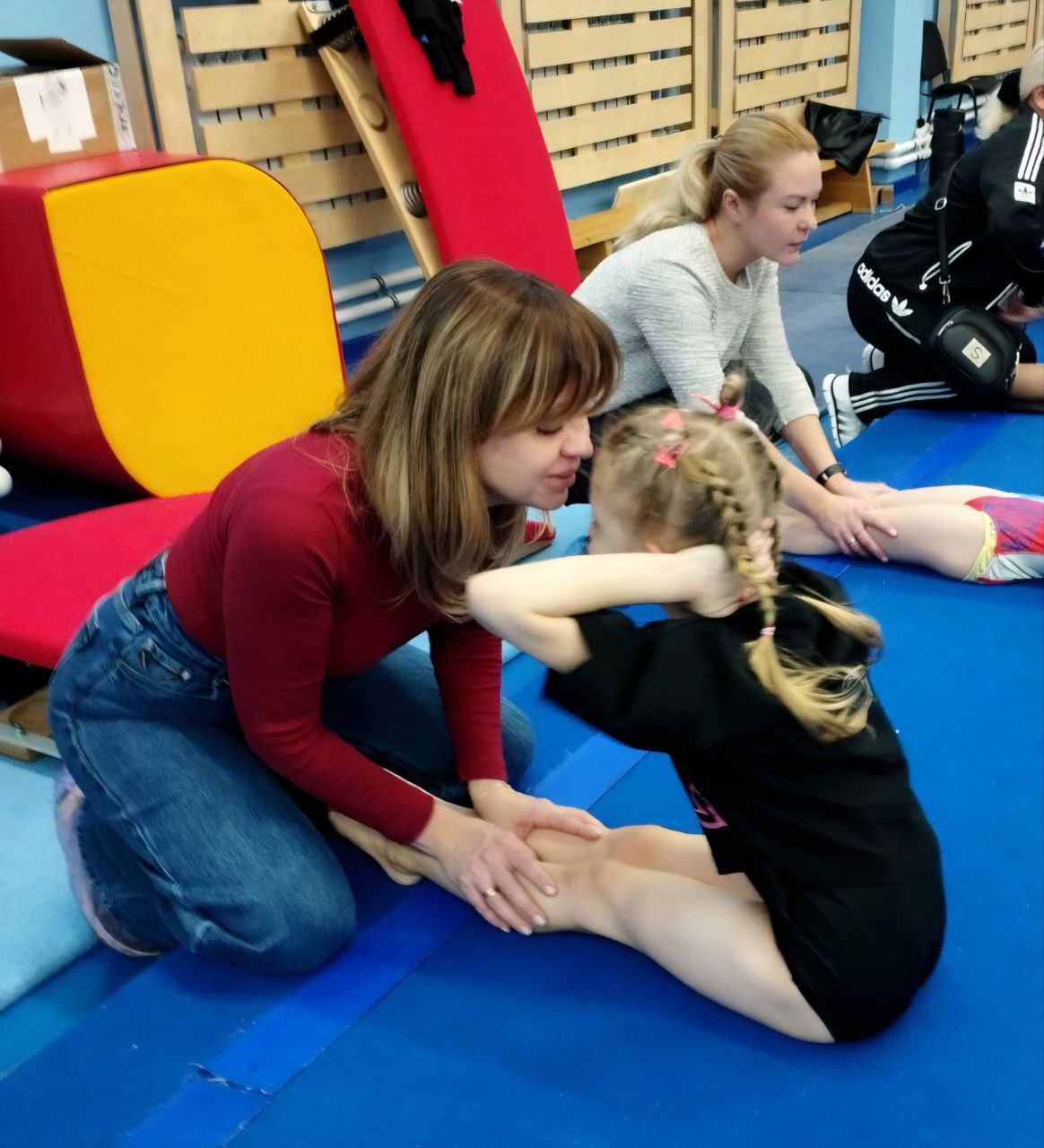 В Алчевской спортивной школе №1 прошла открытая тренировка по спортивной гимнастике, приуроченная ко Дню матери