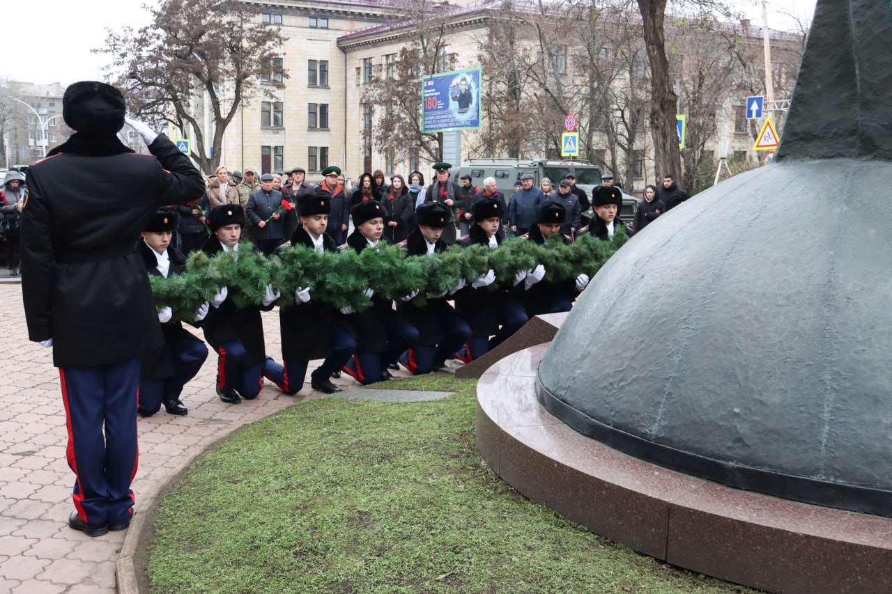 В Луганске почтили память ликвидаторов аварии на ЧАЭС В Луганске почтили память ликвидаторов аварии на ЧАЭС
