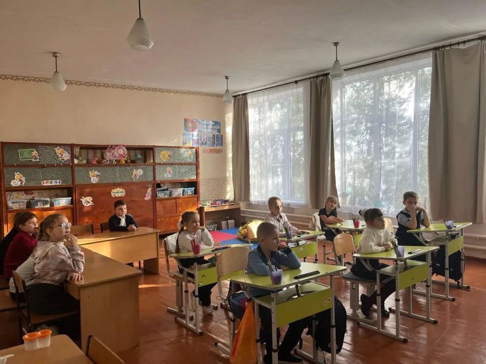 Ученики 11 класса Станично-Луганской средней школы с. Чугинка провели познавательный урок для детей 1-4 классов по правилам ПДД Ученики 11 класса Станично-Луганской средней школы с. Чугинка провели познавательный урок для детей 1-4 классов по правилам ПДД