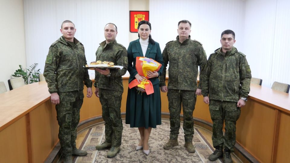 В День матери врип главы Луганского городского округа Яна Пащенко встретилась с военнослужащими и передала им пирожки собственного приготовления В День матери врип главы Луганского городского округа Яна Пащенко встретилась с военнослужащими и передала им пирожки собственного приготовления
