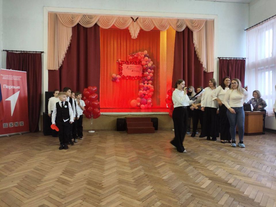 ПРАЗДНИЧНЫЙ КОНЦЕРТ КО ДНЮ МАТЕРИ В КРАСНОЛУЧСКОЙ ШКОЛЕ №2 ПРАЗДНИЧНЫЙ КОНЦЕРТ КО ДНЮ МАТЕРИ В КРАСНОЛУЧСКОЙ ШКОЛЕ №2