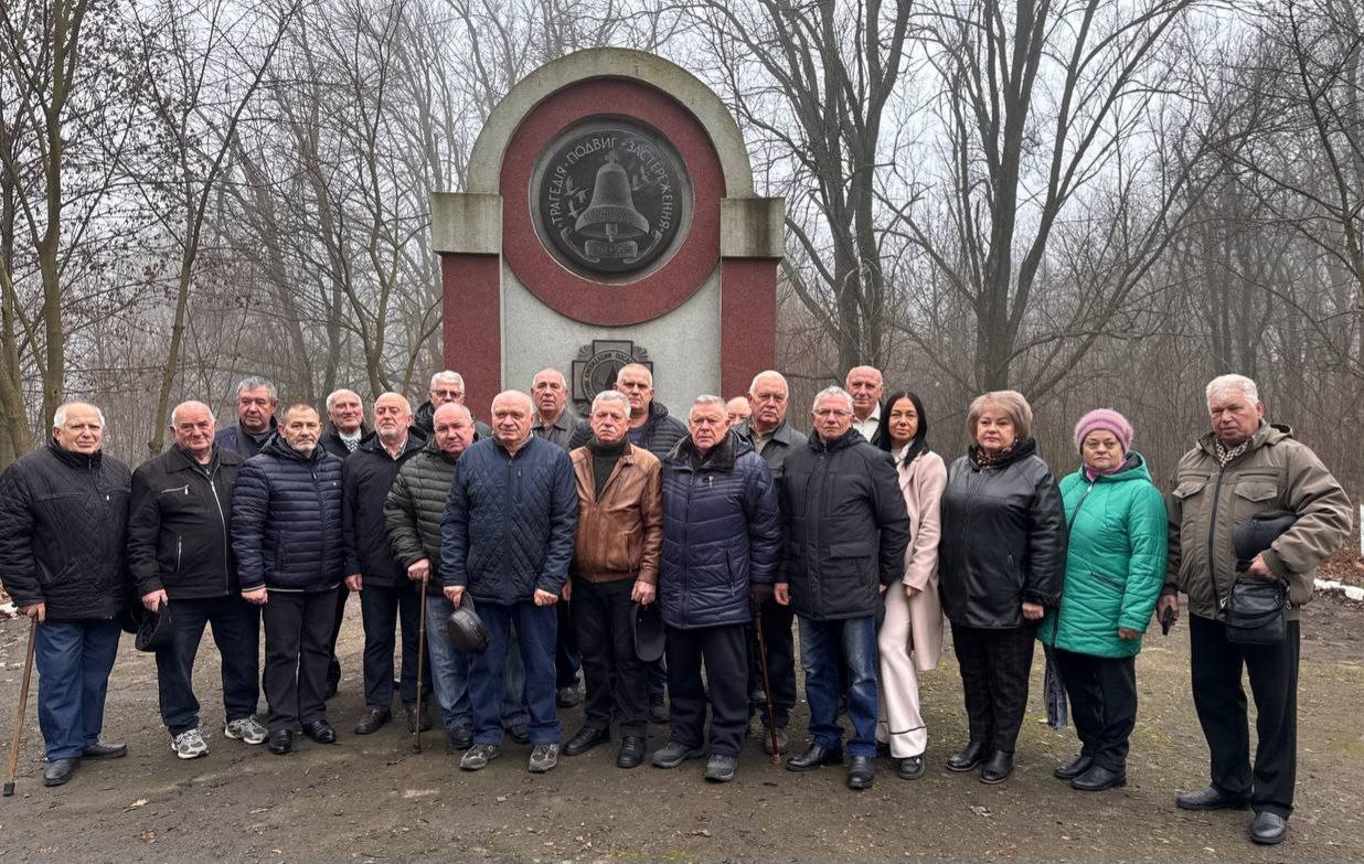 30 ноября состоялась церемония возложения цветов к памятному знаку ликвидаторам аварии на Чернобыльской АЭС 30 ноября состоялась церемония возложения цветов к памятному знаку ликвидаторам аварии на Чернобыльской АЭС