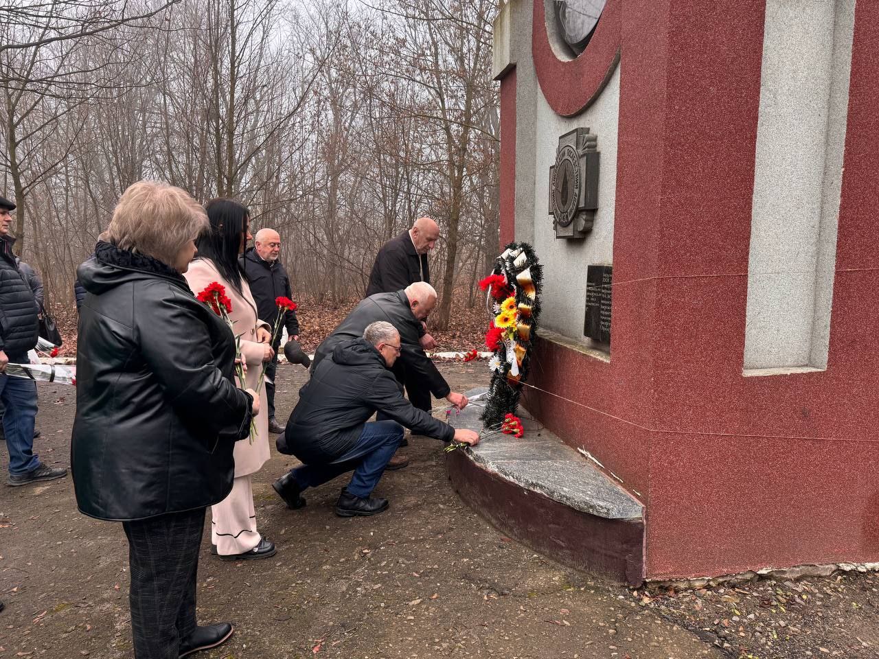 30 ноября состоялась церемония возложения цветов к памятному знаку ликвидаторам аварии на Чернобыльской АЭС 30 ноября состоялась церемония возложения цветов к памятному знаку ликвидаторам аварии на Чернобыльской АЭС