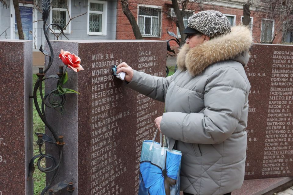 В Луганске почтили память ликвидаторов аварии на ЧАЭС В Луганске почтили память ликвидаторов аварии на ЧАЭС