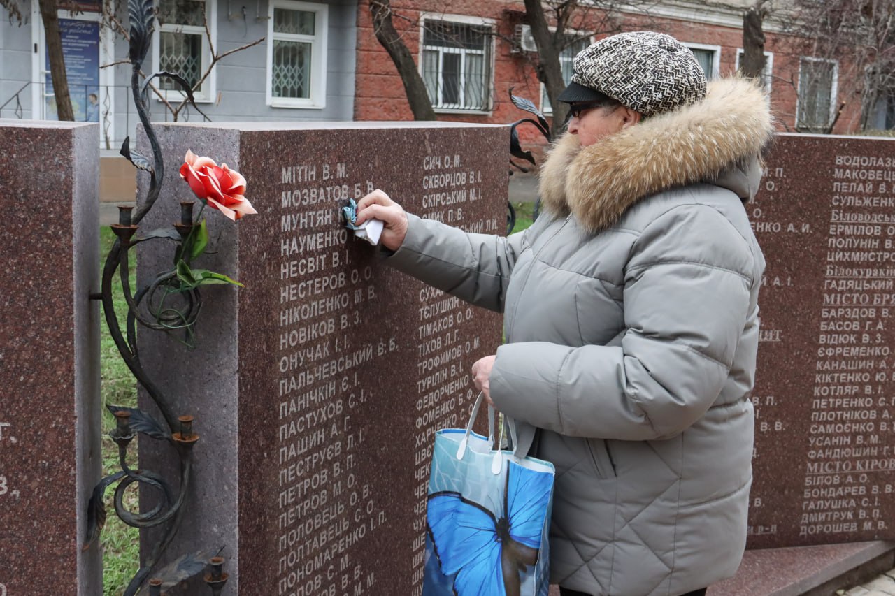 В Луганске почтили память ликвидаторов аварии на ЧАЭС В Луганске почтили память ликвидаторов аварии на ЧАЭС