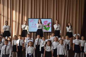 Торжественное мероприятие в честь Дня Матери в Краснодонской средней школе №4 им