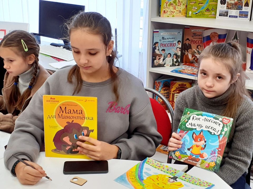 В преддверии самого нежного и светлого праздника - Дня матери в детском отделе модельной библиотеки #БИБЛИОПРОСПЕКТ для учащихся 5-А и 5-Б классов алчевской средней школы № 12 состоялся урок нравственности «Мама... Нет...