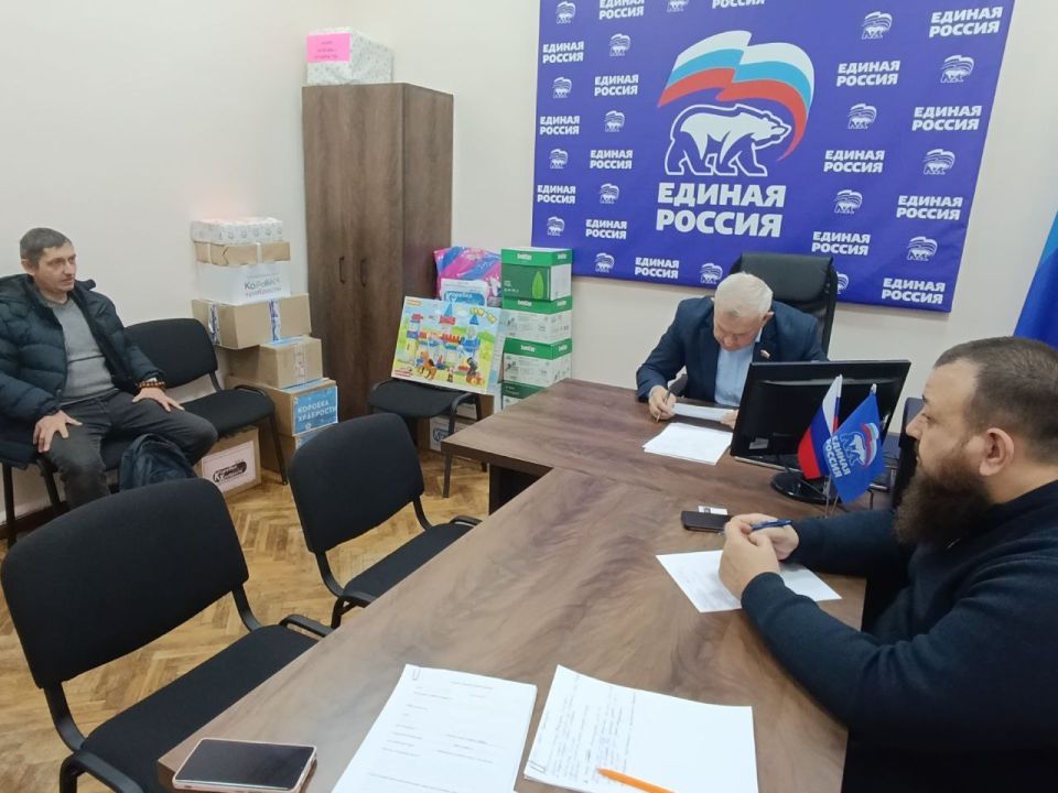 Иван Санаев: Сегодня провёл приём граждан в Краснодонской общественной приемной совместно с секретарем Краснодонского местного отделения партии "Единая Россия" Владимиром Шавлаем Иван Санаев: Сегодня провёл приём граждан в Краснодонской общественной приемной совместно с секретарем Краснодонского местного отделения партии "Единая Россия" Владимиром Шавлаем