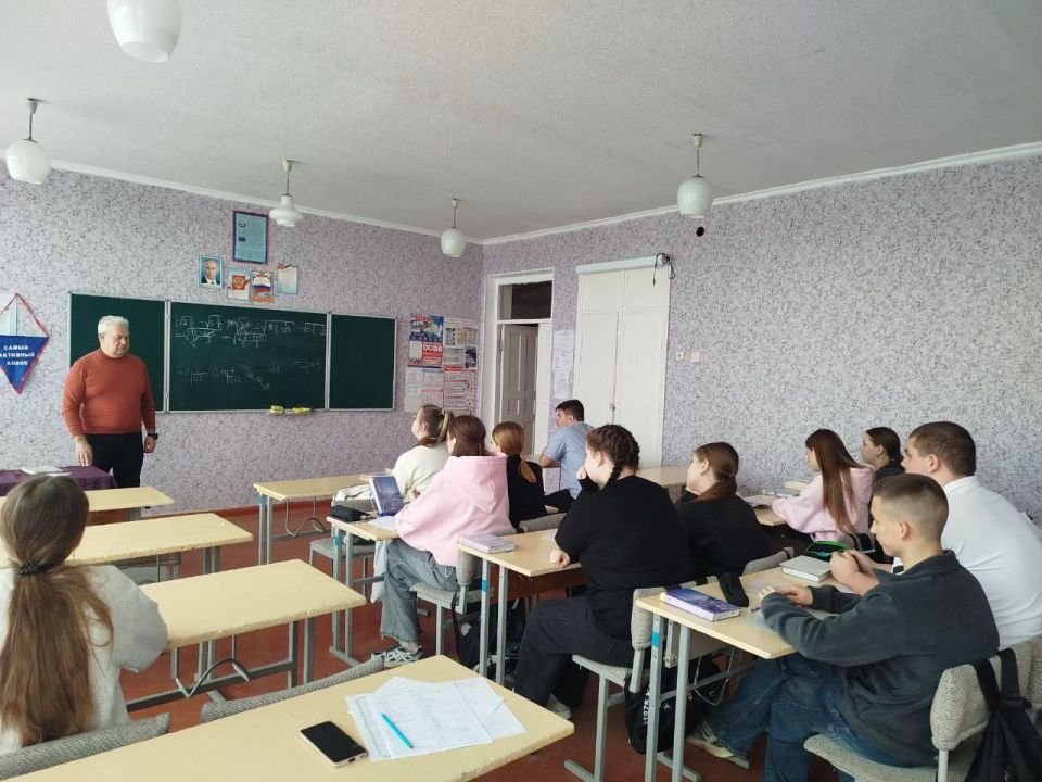 Специалист Зимогорьевской ГБ провел профориентационный урок для учащихся Зимогорьевской гимназии