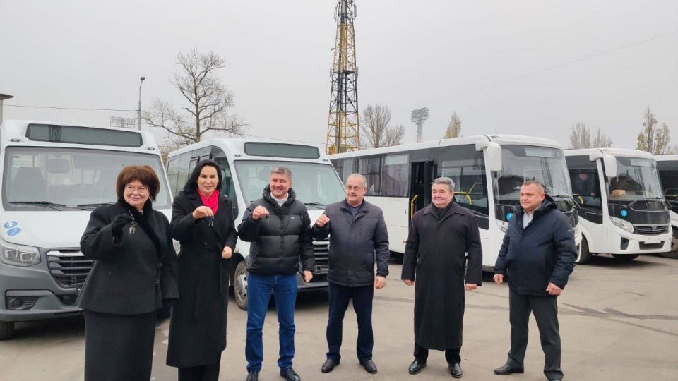 ЛНР в рамках программы социально-экономического развития получила еще одну партию новых автобусов среднего и малого классов, в том числе впервые — микроавтобусы для перевозки пассажиров с ограниченными возможностями ЛНР в рамках программы социально-экономического развития получила еще одну партию новых автобусов среднего и малого классов, в том числе впервые — микроавтобусы для перевозки пассажиров с ограниченными возможностями