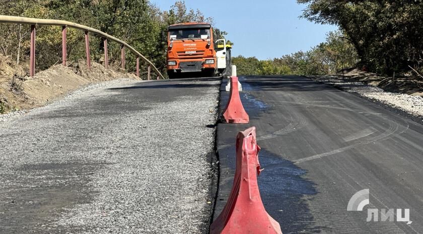 Глава ЛНР Леонид Пасечник в ходе прямой линии поручил министру инфраструктуры и транспорта Республики Альберту Апшеву обеспечить ремонт дорог, ведущих ко всем населенным пунктами региона
