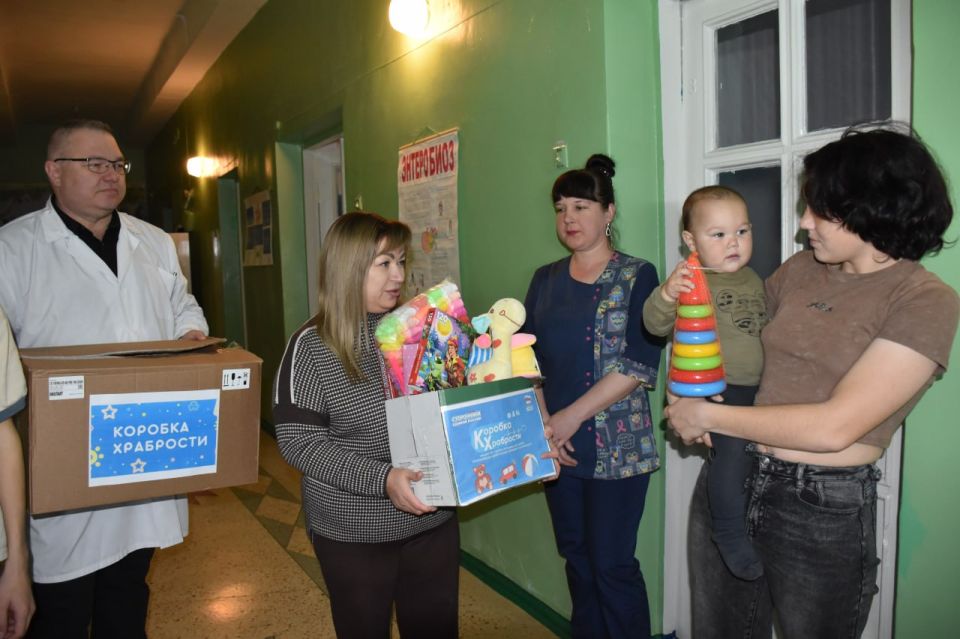 В Антраците активисты партии «Единая Россия» продолжают добрую традицию поддержки детей, которым особенно нужна забота и внимание В Антраците активисты партии «Единая Россия» продолжают добрую традицию поддержки детей, которым особенно нужна забота и внимание