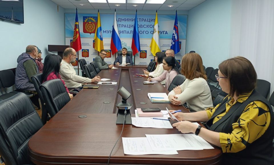 Заместитель главы Администрации Антрацитовского МО Нияз Нурутдинов совместно с представителями ключевых структурных подразделений Администрации, муниципальных унитарных предприятий, а также руководителями учреждений и... Заместитель главы Администрации Антрацитовского МО Нияз Нурутдинов совместно с представителями ключевых структурных подразделений Администрации, муниципальных унитарных предприятий, а также руководителями учреждений и...