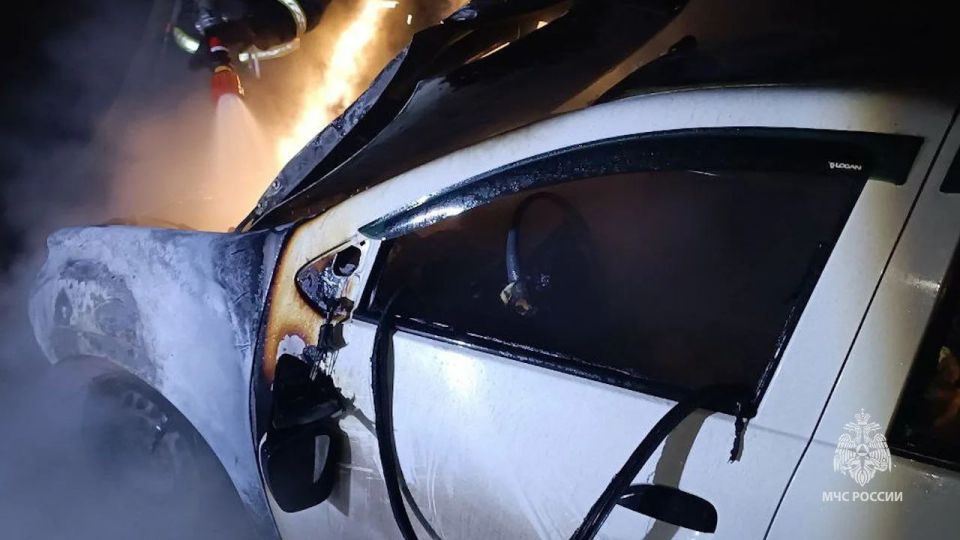 Автомобиль сгорел ночью в Луганске Автомобиль сгорел ночью в Луганске