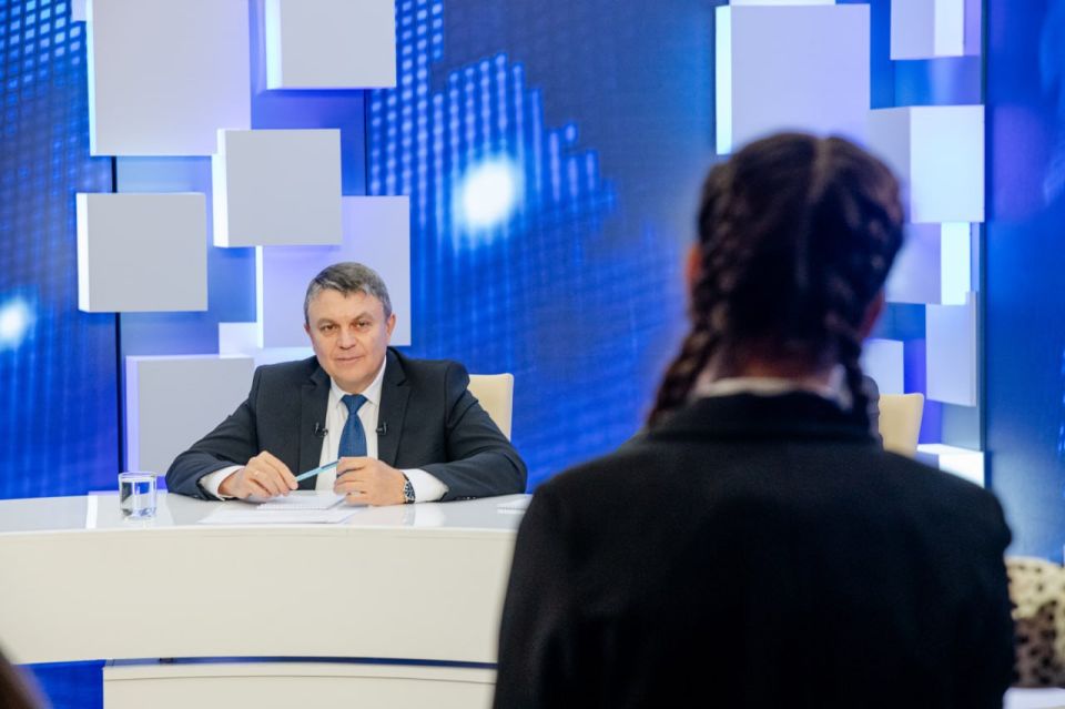 Леонид Пасечник: «Провел прямую линию с жителями Луганщины» Леонид Пасечник: «Провел прямую линию с жителями Луганщины»