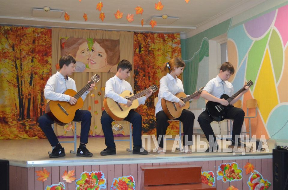 В центре внешкольной работы «Синяя птица» города Кировска состоялся праздничный концерт ко Дню матери В центре внешкольной работы «Синяя птица» города Кировска состоялся праздничный концерт ко Дню матери