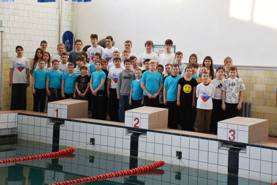 В Краснолучском плавательном бассейне 29 ноября прошли соревнования по плаванию Краснолучской детско-юношеской спортивной школы № 2