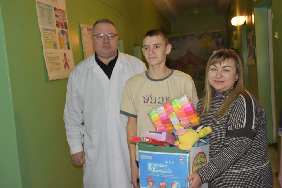 В Антраците активисты партии «Единая Россия» продолжают добрую традицию поддержки детей, которым особенно нужна забота и внимание В Антраците активисты партии «Единая Россия» продолжают добрую традицию поддержки детей, которым особенно нужна забота и внимание