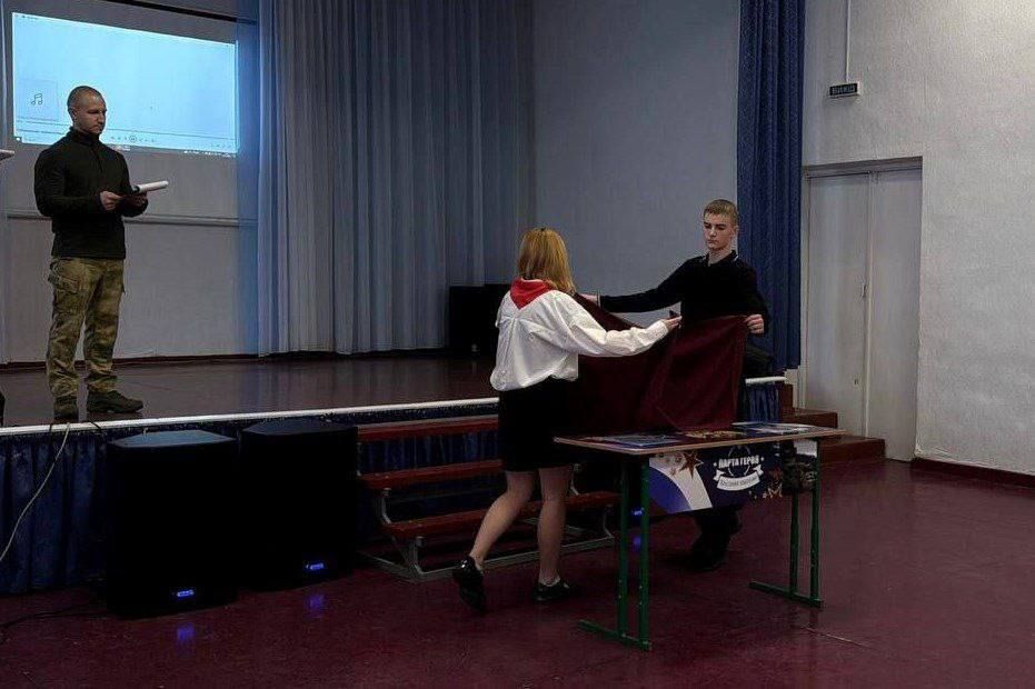 В ЛНР открыли «Парту Героя» в честь офицера спецназа Росгвардии Героя России майора Марата Тибилова В ЛНР открыли «Парту Героя» в честь офицера спецназа Росгвардии Героя России майора Марата Тибилова