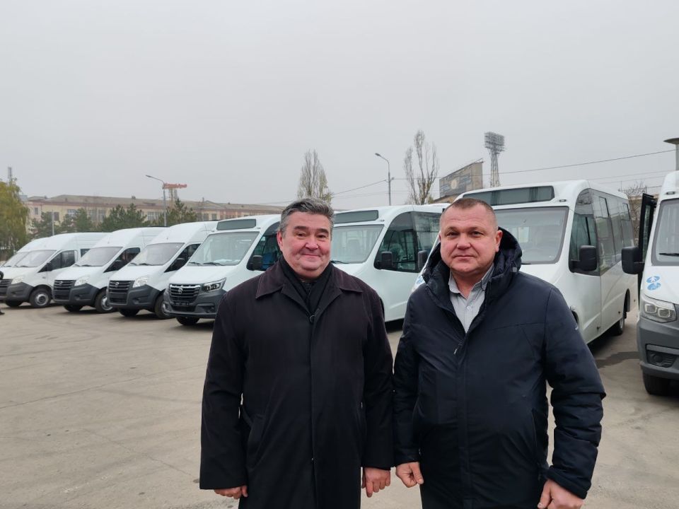 Альберт Апшев: Вторая партия новых автобусов прибыла в Луганскую Народную Республику в рамках Программы социально-экономического развития Альберт Апшев: Вторая партия новых автобусов прибыла в Луганскую Народную Республику в рамках Программы социально-экономического развития