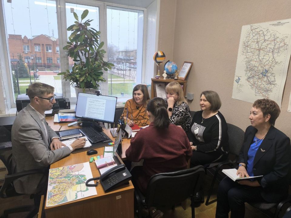 Альберт Зинченко: Сегодня заместитель Главы Станично-Луганского муниципального округа Андрей Бидлюченко провел рабочее совещание с начальниками отделов Администрации Станично-Луганского муниципального округа ЛНР