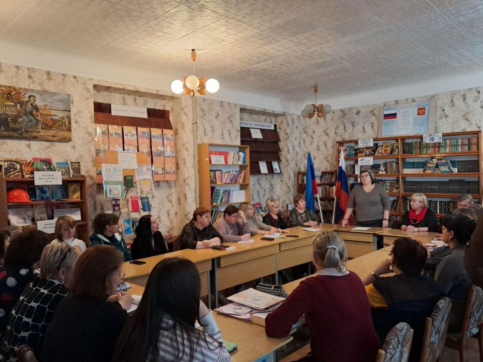 Сегодня в Ровеньковской гимназии им. писателя Н.Трублаини начальник отдела по вопросам опеки, попечительства и патронажа Ирина Попова провела ряд профилактических мероприятий Сегодня в Ровеньковской гимназии им. писателя Н.Трублаини начальник отдела по вопросам опеки, попечительства и патронажа Ирина Попова провела ряд профилактических мероприятий
