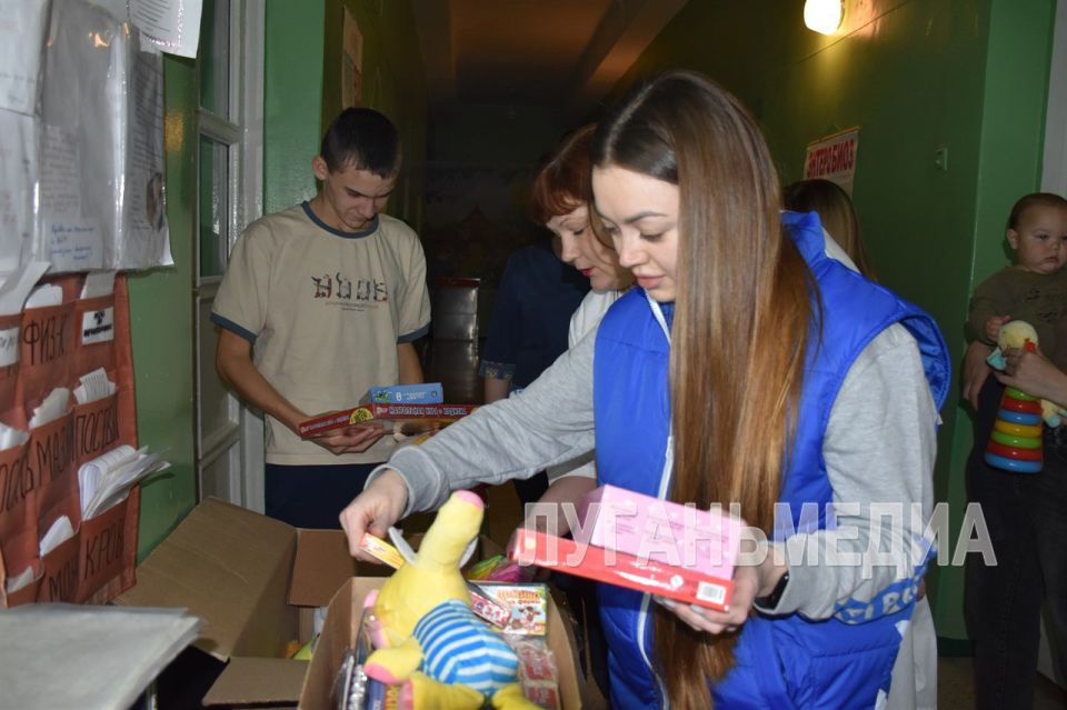 Антрацитовские единороссы передали «Коробку храбрости» юным пациентам педиатрического отделения городской больницы Антрацитовские единороссы передали «Коробку храбрости» юным пациентам педиатрического отделения городской больницы