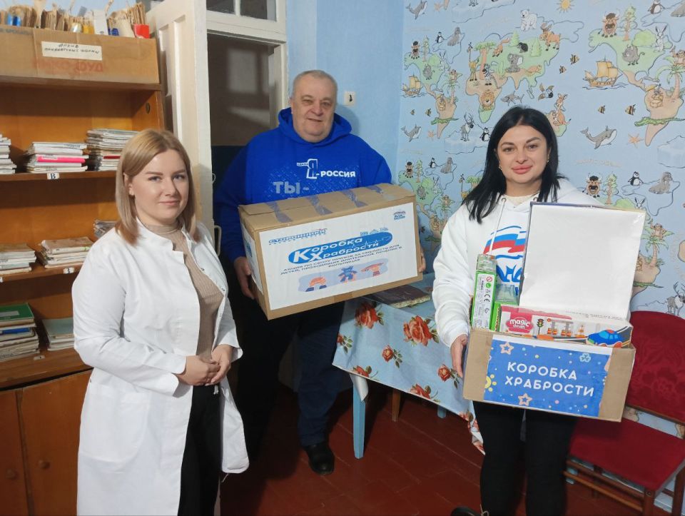 К маленьким героям из Лутугино, Брянки и Новопскова приехала «Коробка храбрости» К маленьким героям из Лутугино, Брянки и Новопскова приехала «Коробка храбрости»
