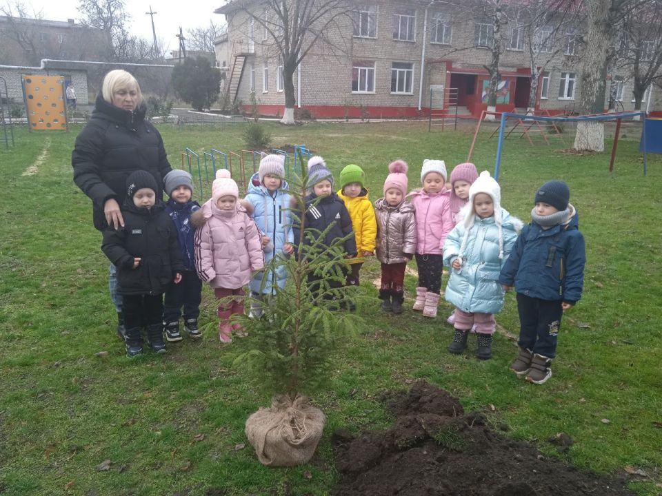 На территории ГБДОУ ЛНР «Родаковский ясли-сад «Рябинушка» состоялось торжественное мероприятие, в котором приняли участие воспитанники детского сада, отряд юных «Орлят-дошколят», учащиеся Родаковской средней школы, участники... На территории ГБДОУ ЛНР «Родаковский ясли-сад «Рябинушка» состоялось торжественное мероприятие, в котором приняли участие воспитанники детского сада, отряд юных «Орлят-дошколят», учащиеся Родаковской средней школы, участники...