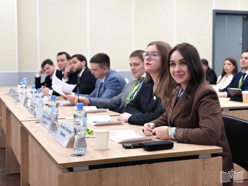 Председатель Молодежного парламента при Народном Совете ЛНР Дмитрий Манасеев принял участие в финале Международного конкурса законотворческих инициатив имени Максима Роганова в Екатеринбурге Председатель Молодежного парламента при Народном Совете ЛНР Дмитрий Манасеев принял участие в финале Международного конкурса законотворческих инициатив имени Максима Роганова в Екатеринбурге